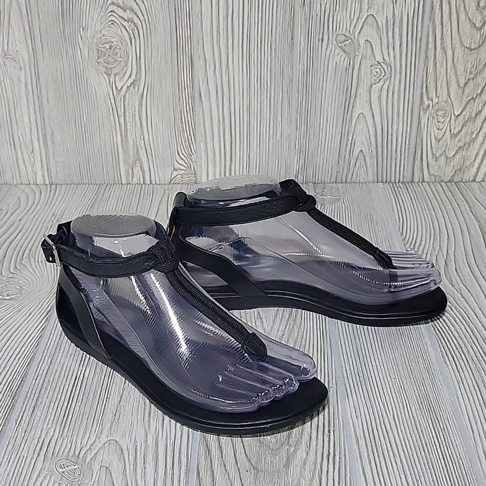 Hunter T Strap Black Sandals, Women's 5